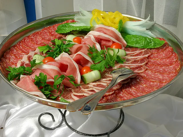 Мясная тарелка на серебряном блюде